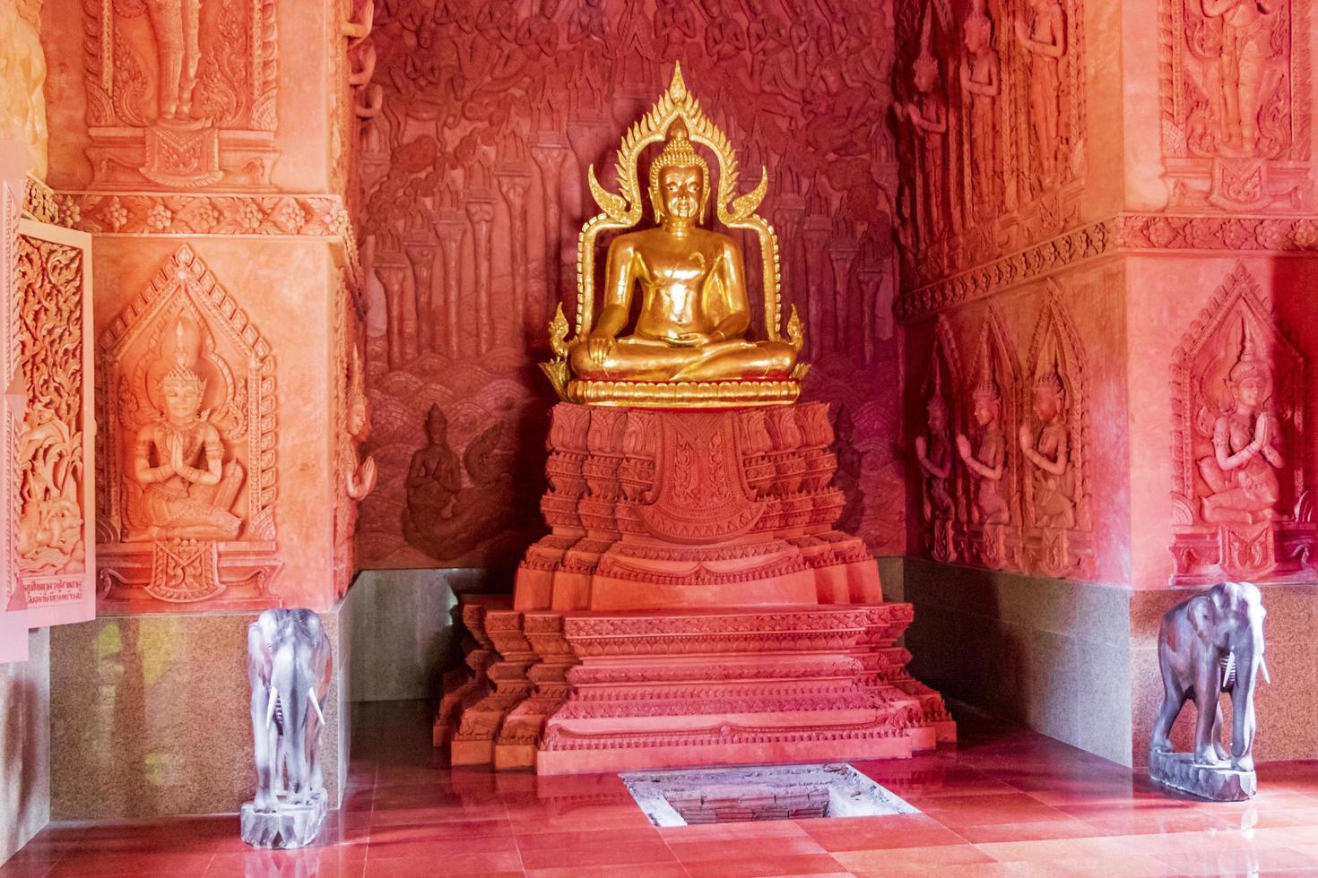 Buda de oro en Wat Sila Ngu, el templo rojo, en Koh Samui, Tailandia foto