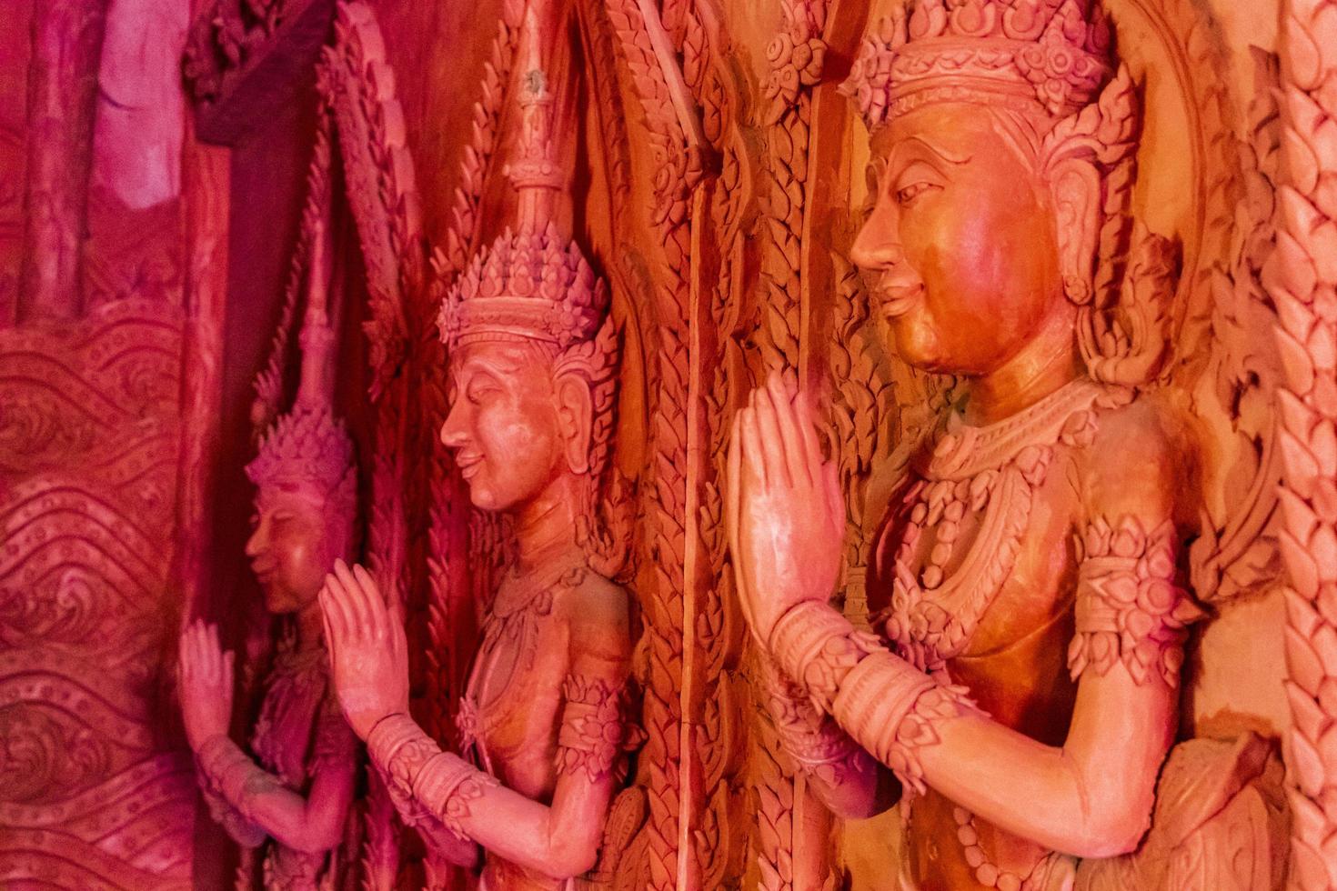 Orando esculturas de pared en Wat Sila Ngu, el templo rojo, en Koh Samui en Tailandia foto