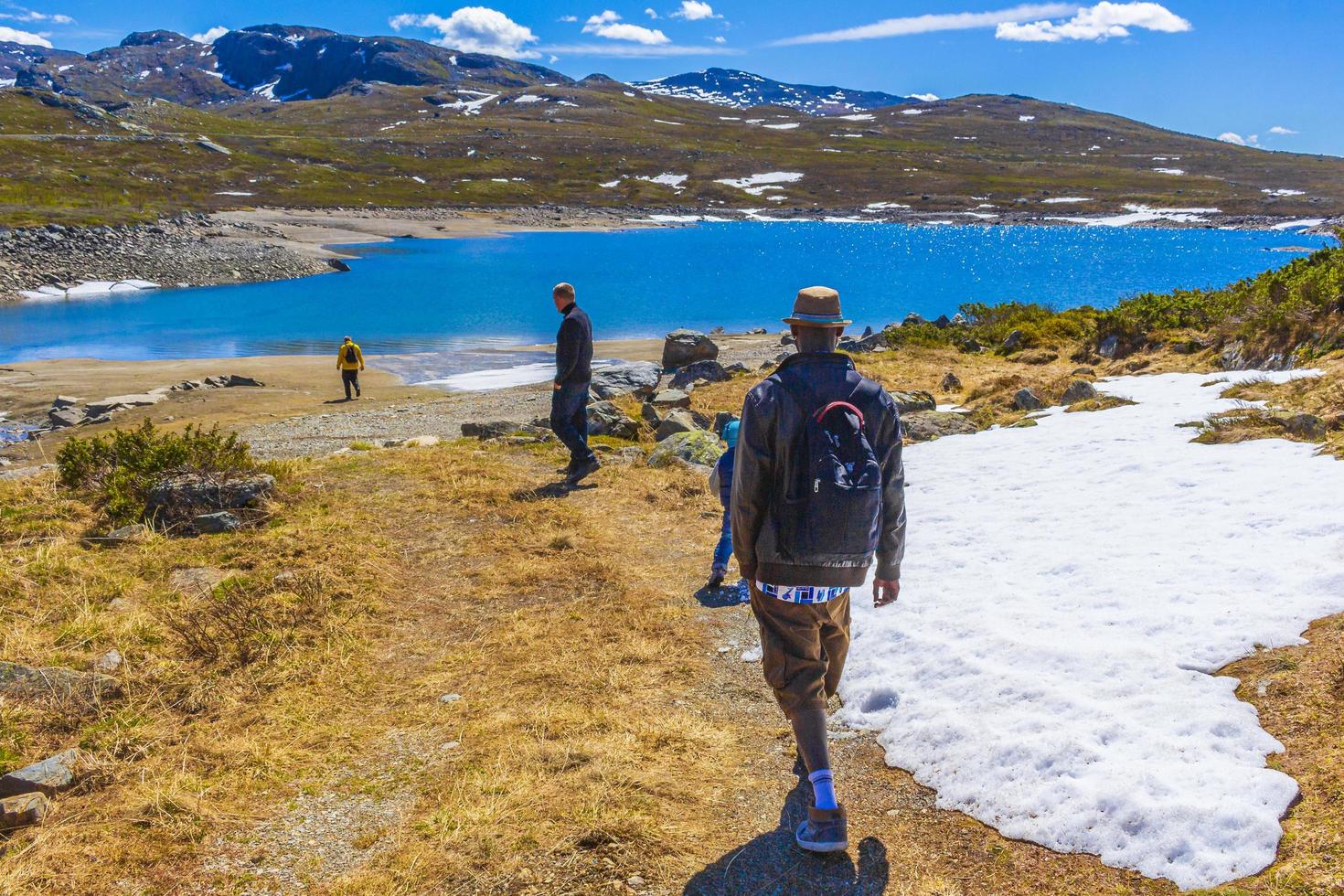 Excursionistas en el lago Vavatn en Hemsedal, Noruega foto