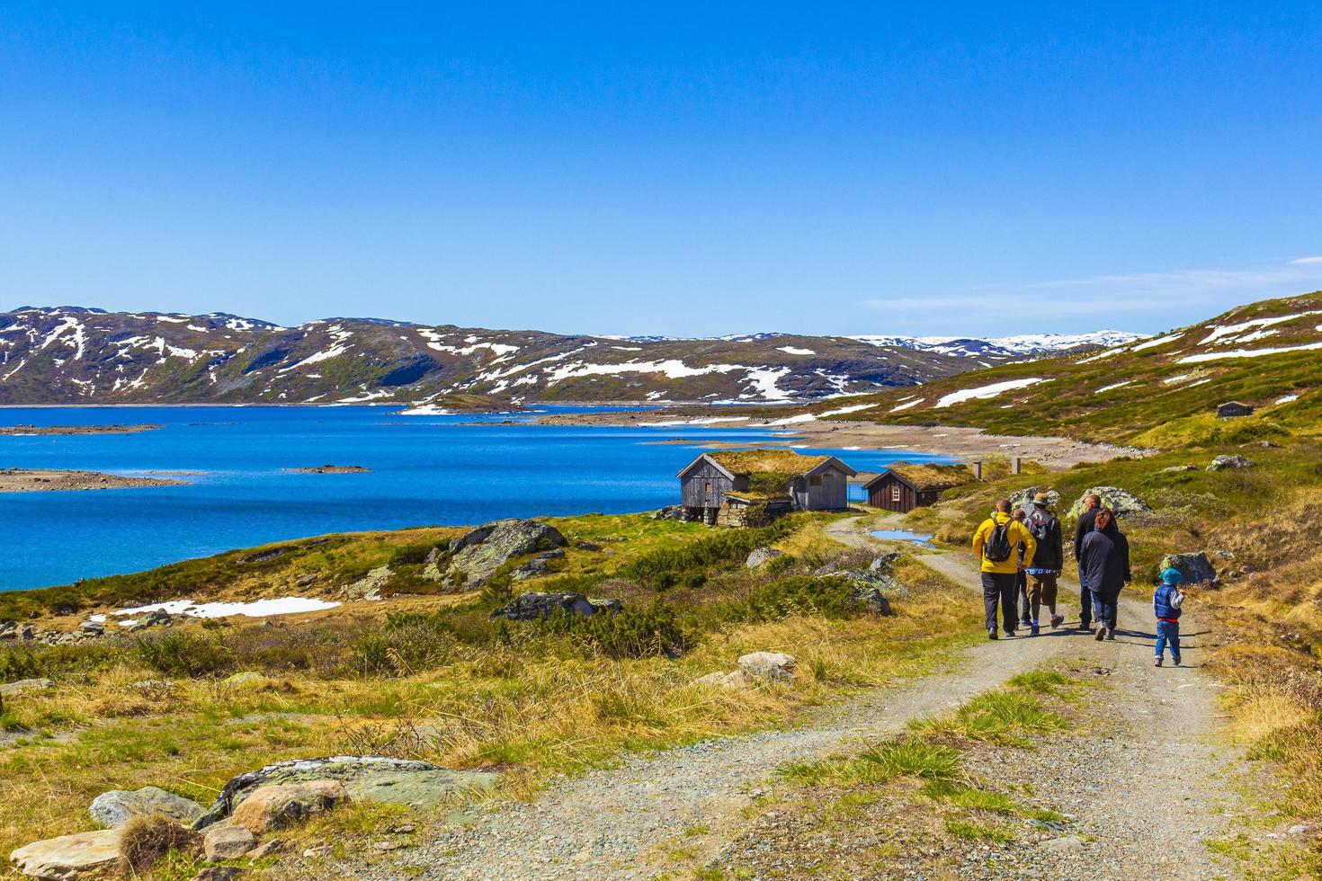 Excursionistas en el lago Vavatn en Hemsedal, Noruega foto