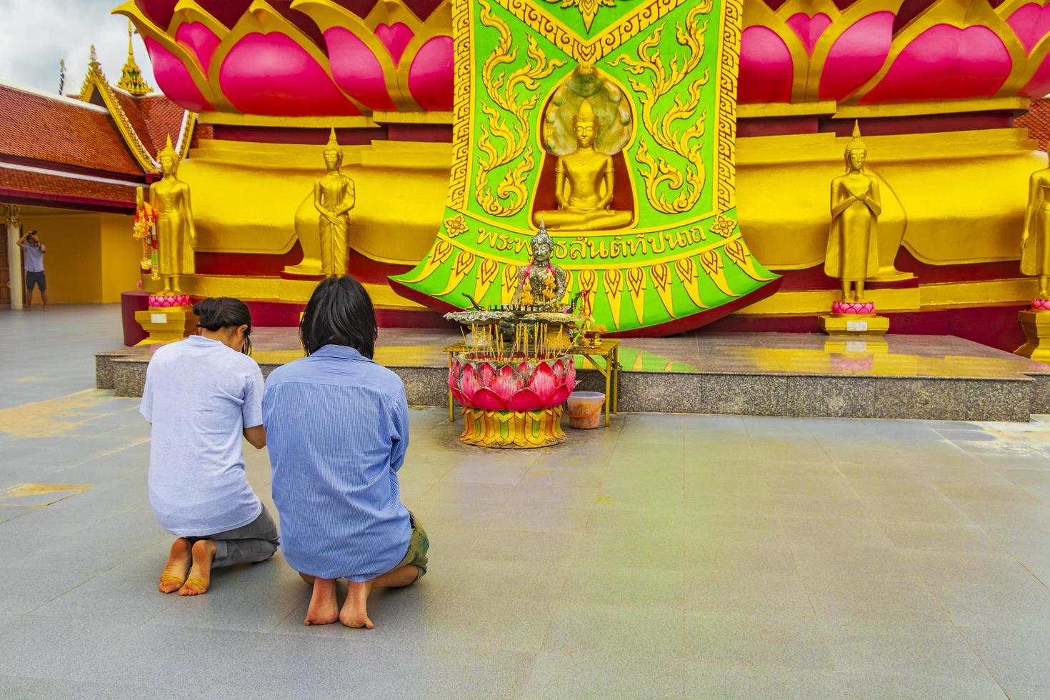 Gente rezando en el gran templo Wat Phra Yai de Buda en Koh Samui, Tailandia foto