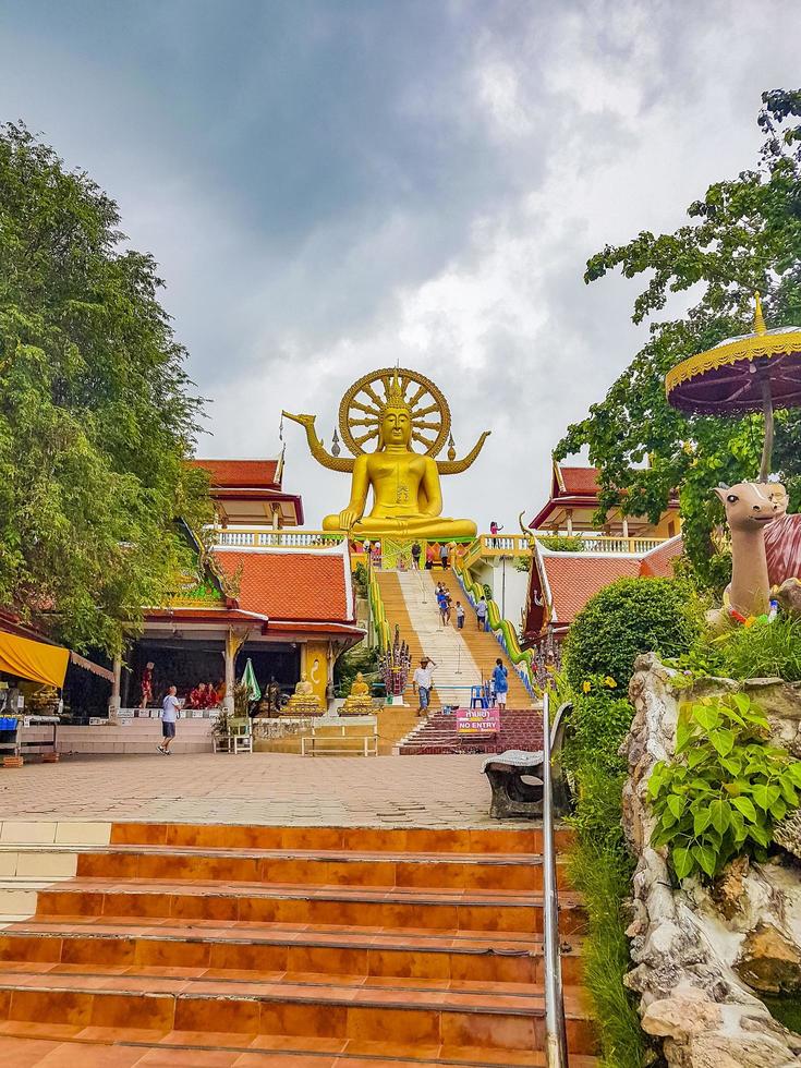 Estatua de Buda de oro en el templo Wat Phra Yai, Koh Samui, Tailandia, 2018 foto