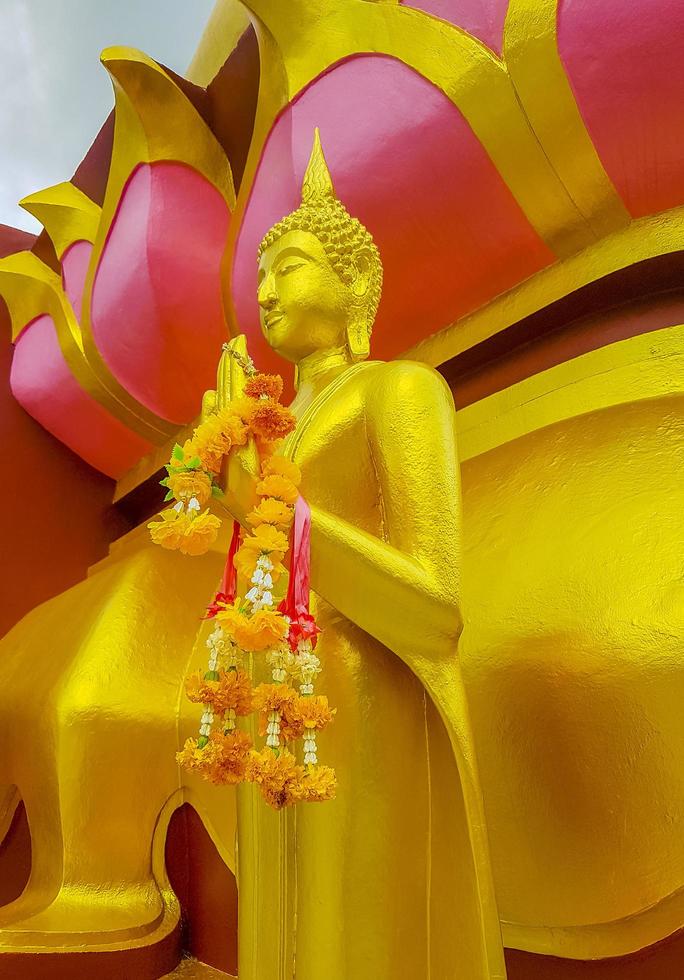Estatua de Buda de oro en el templo Wat Phra Yai, Koh Samui, Tailandia, 2018 foto