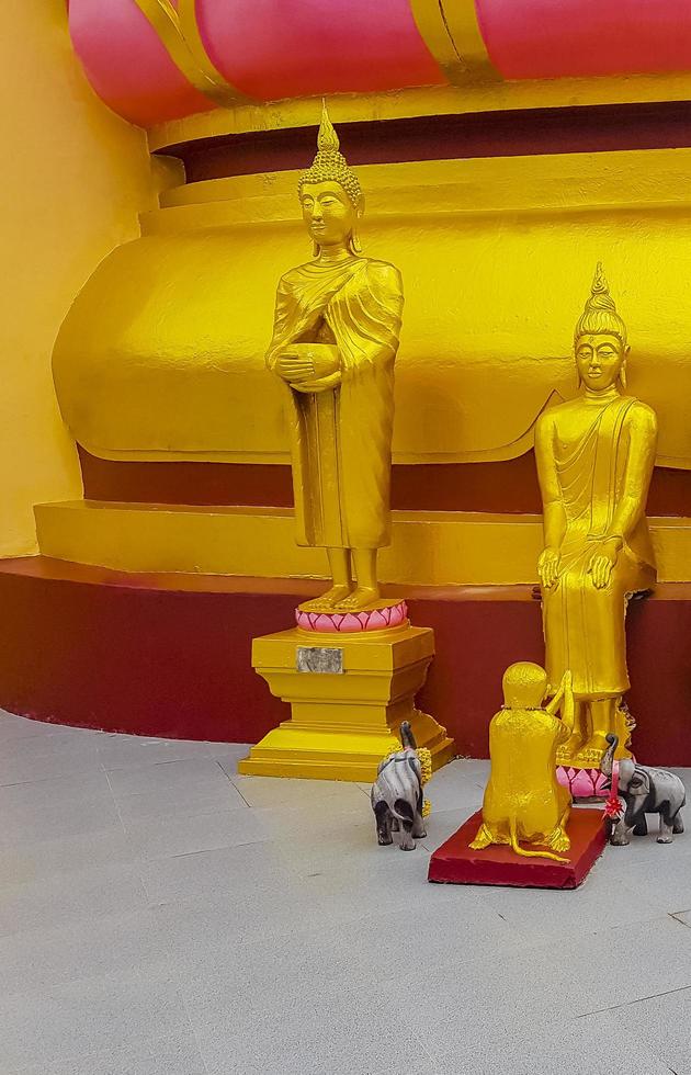 Estatuas de Buda de oro en el templo Wat Phra Yai, Koh Samui, Tailandia, 2018 foto