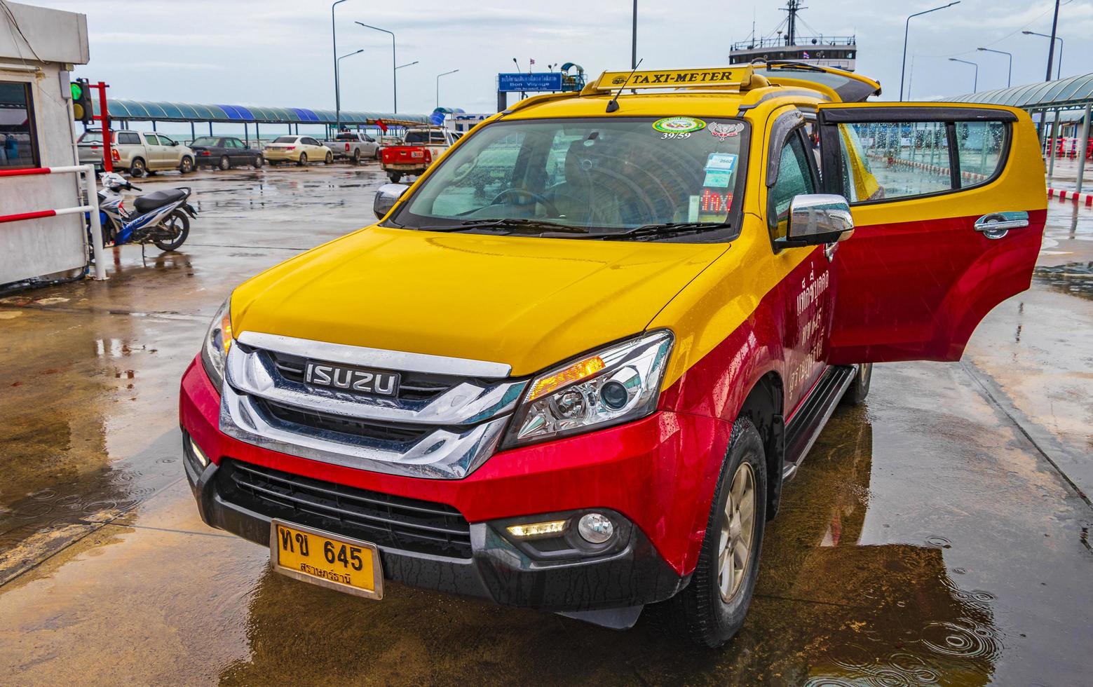 taxi amarillo rojo con puerta abierta en Koh Samui, Tailandia. foto