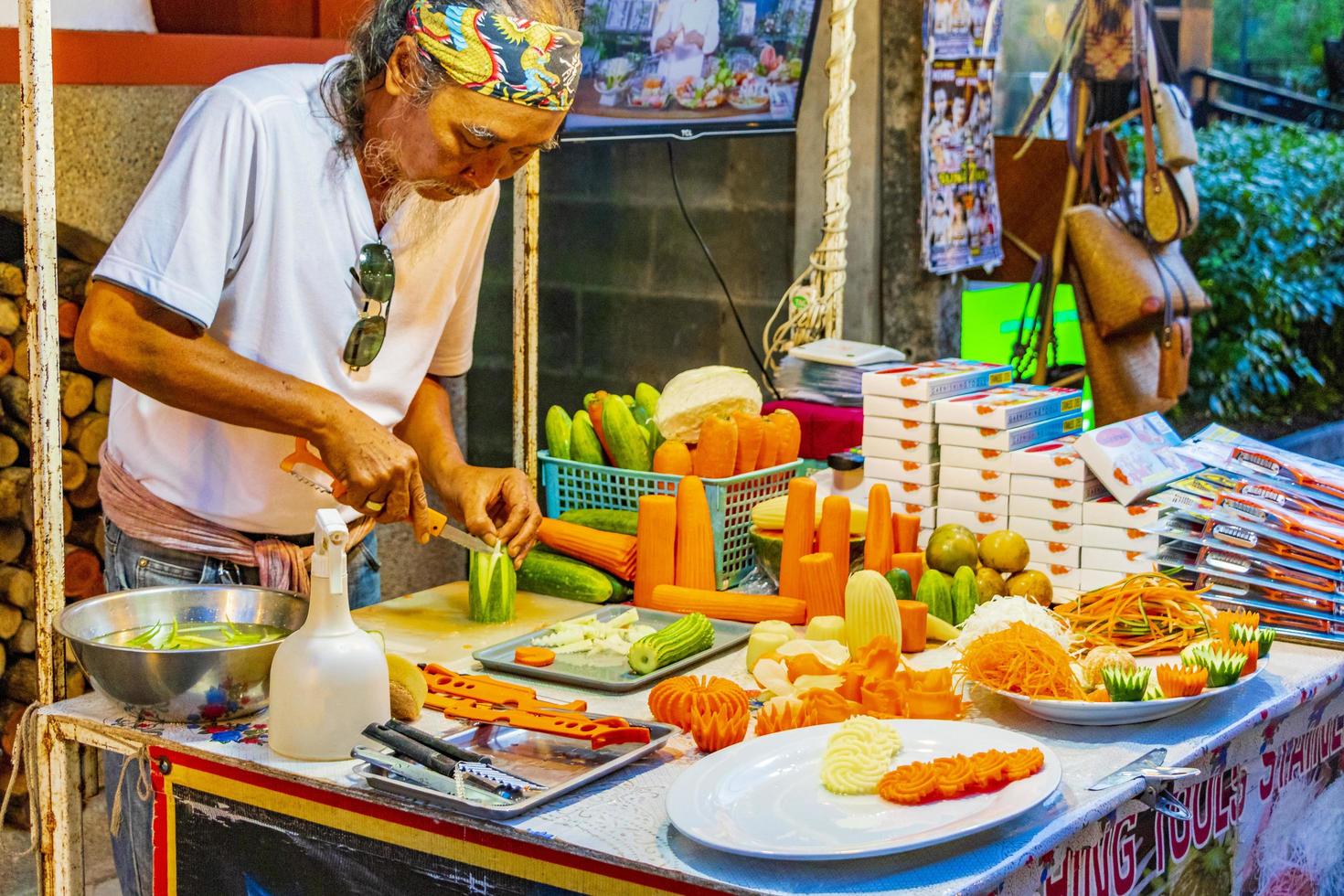 Mujer no identificada preparando comida en un mercado en la aldea de pescadores, Koh Samui, Tailandia, 2018 foto