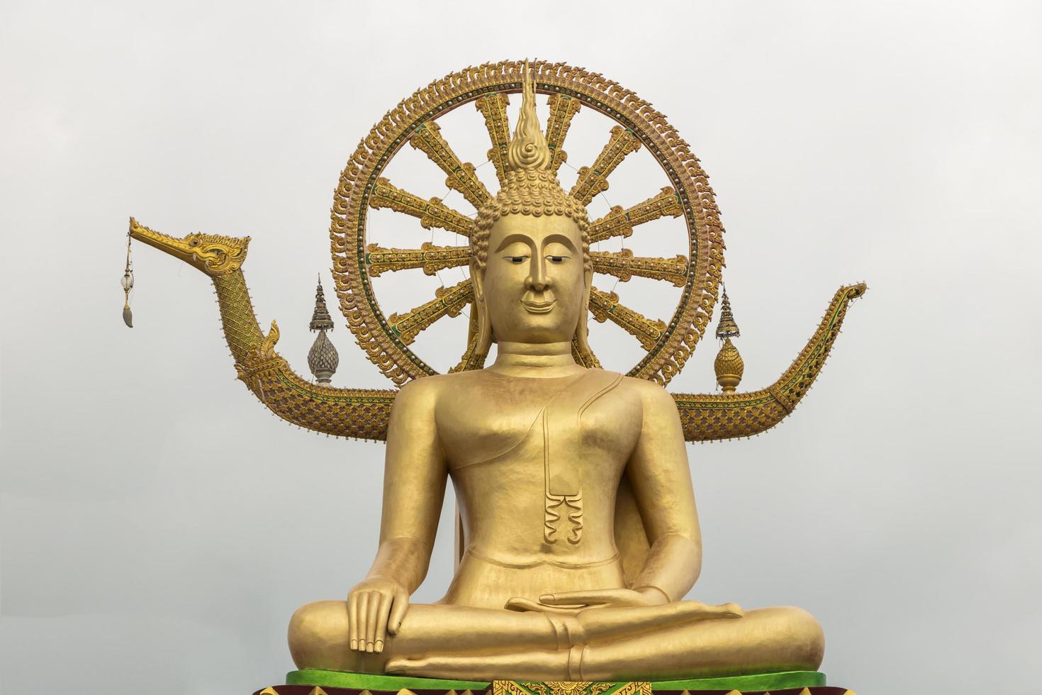 Estatua de Buda de oro en el templo Wat Phra Yai, Koh Samui, Tailandia foto