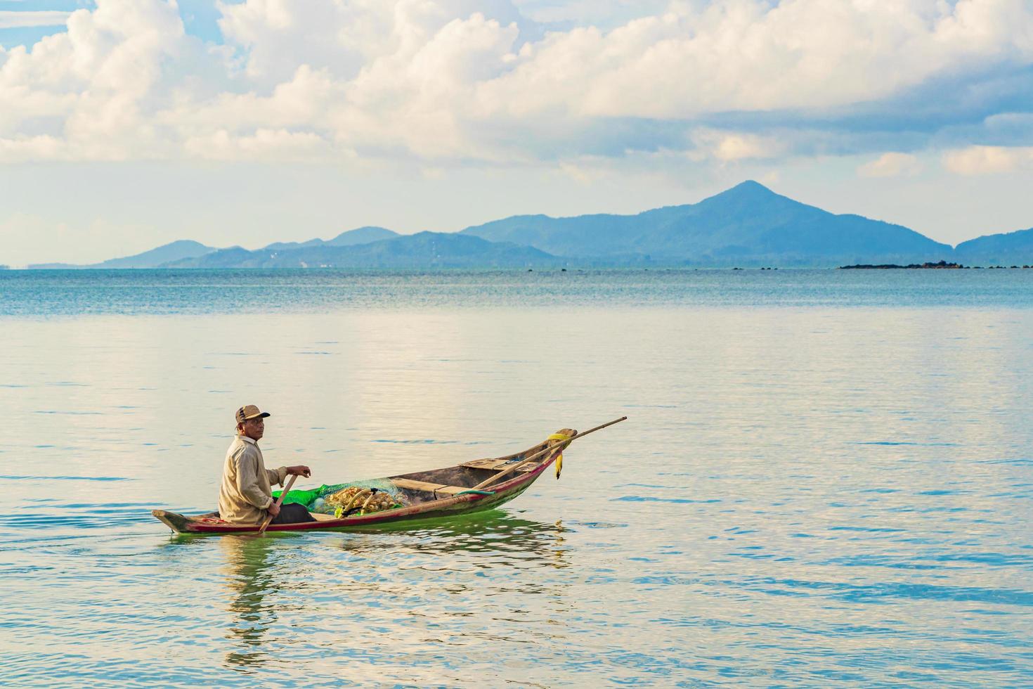 Pescador con barco en Koh Pha-Ngan, Koh Samui, Tailandia foto