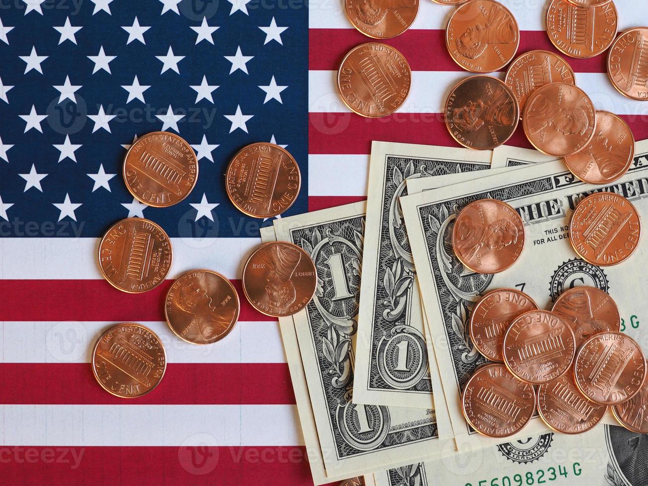 billetes de dólar y monedas y bandera de los estados unidos foto