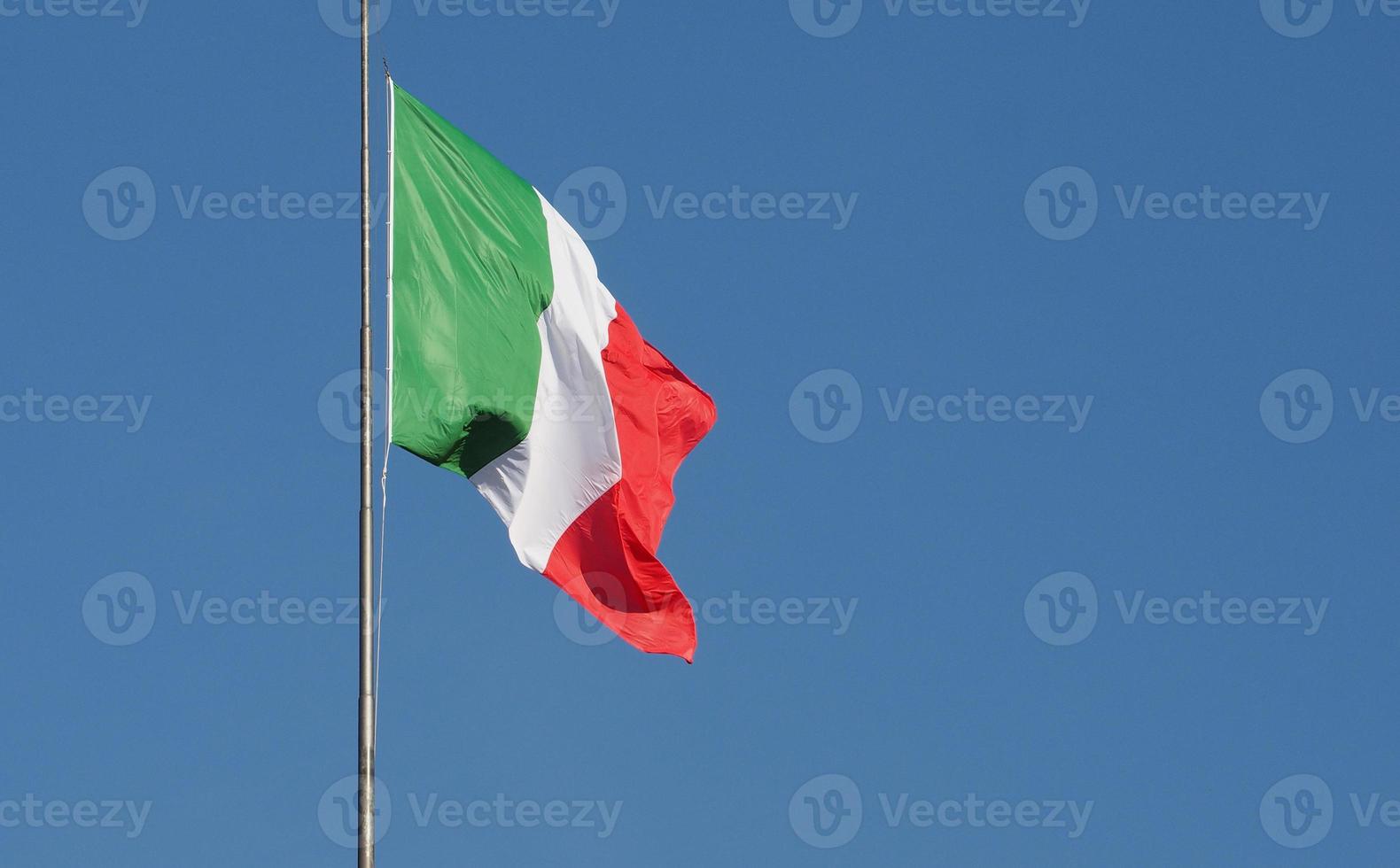 Bandera italiana de Italia sobre el cielo azul foto