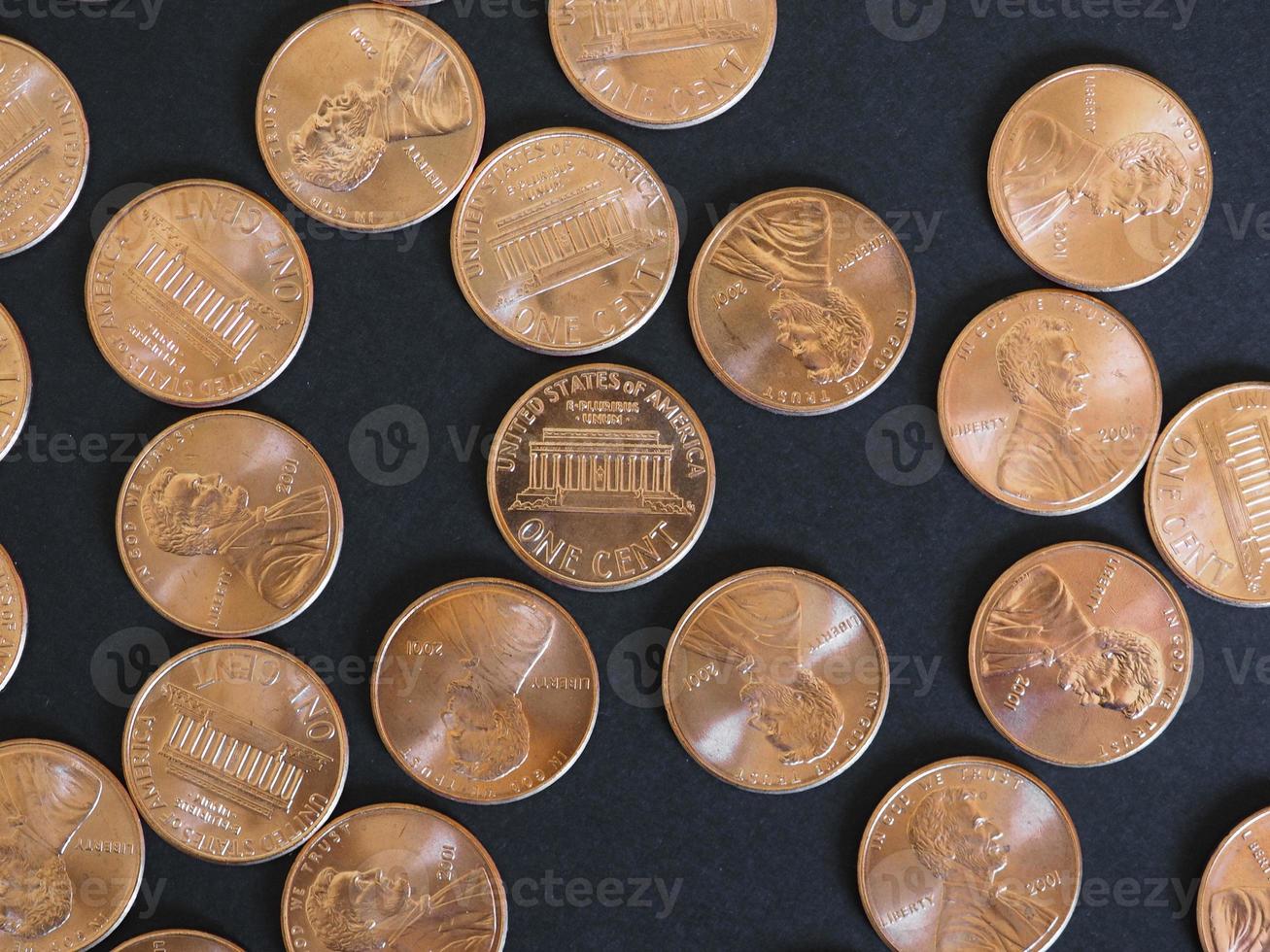 monedas de un centavo de dólar, estados unidos sobre negro foto