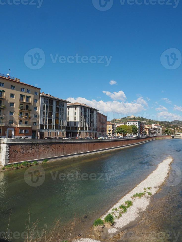 río adige en verona foto