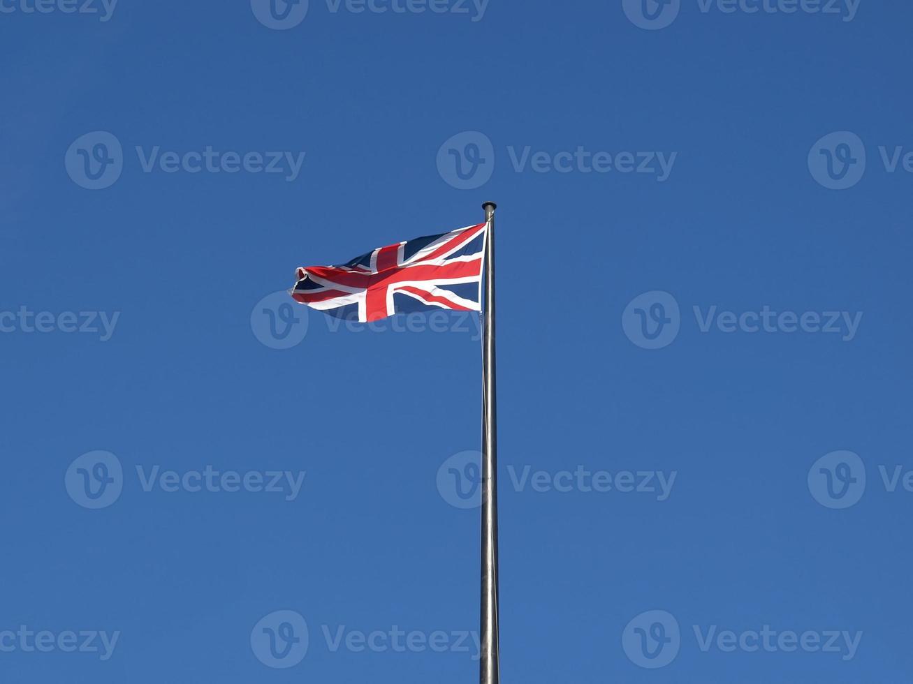 Bandera del Reino Unido sobre el cielo azul foto