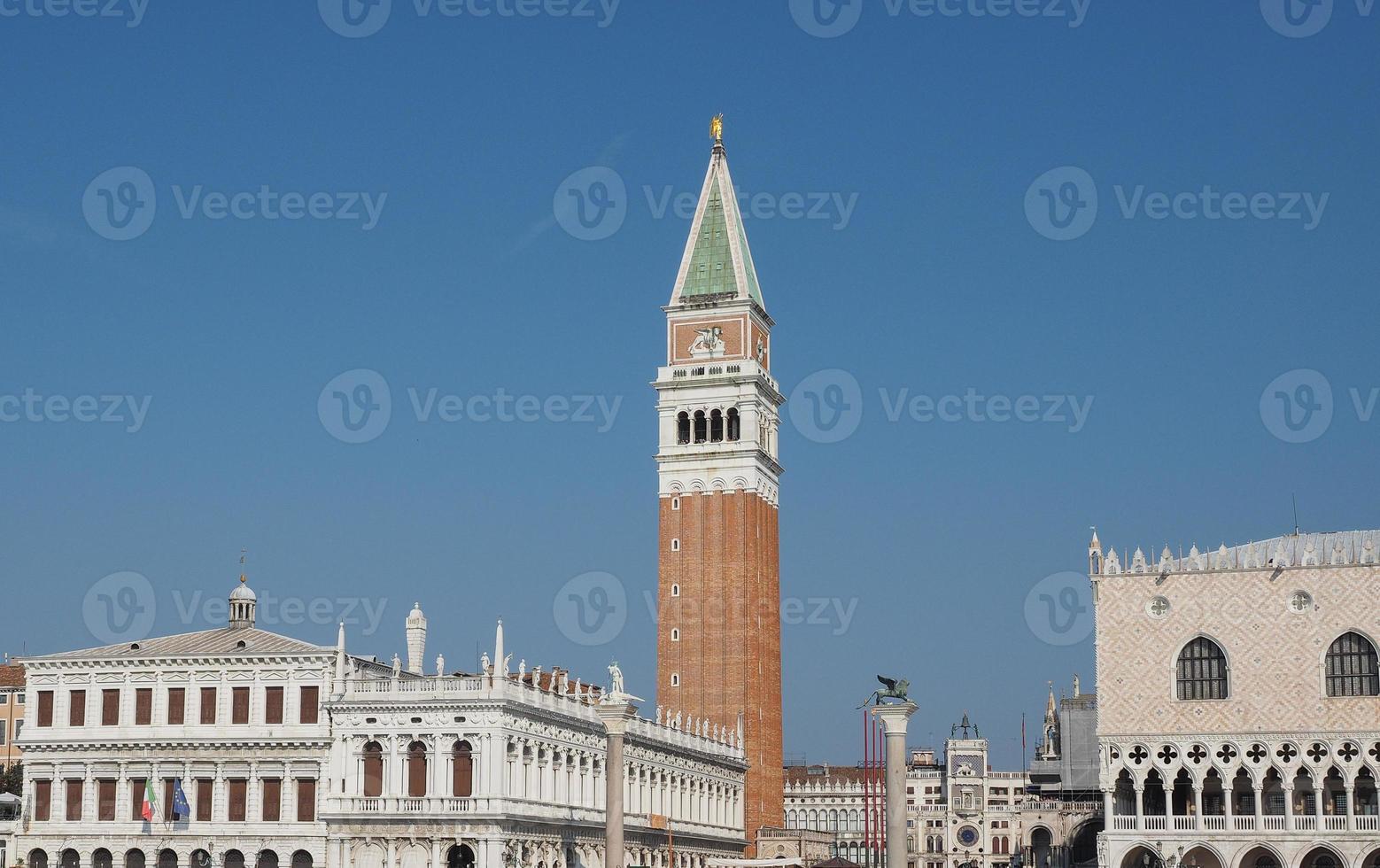 Plaza de San Marcos visto frente a la Cuenca de San Marcos en Venecia. foto