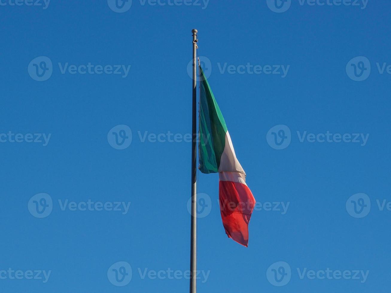bandera italiana sobre el cielo azul foto