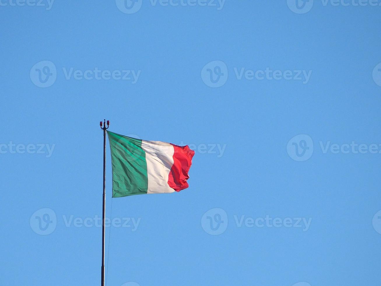 Bandera italiana de Italia sobre el cielo azul foto