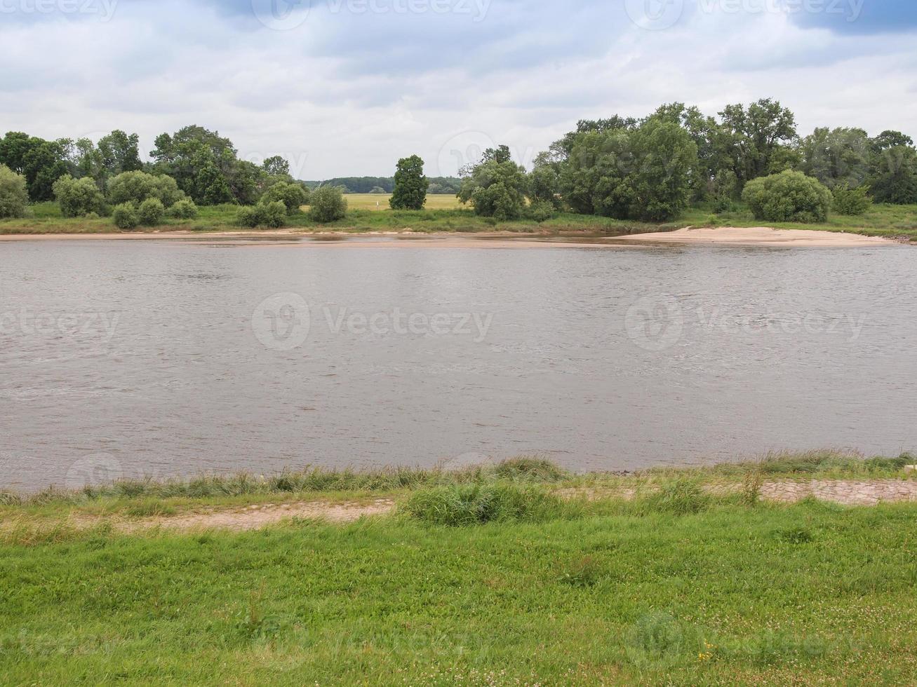 Río Elba en Dessau, Alemania foto