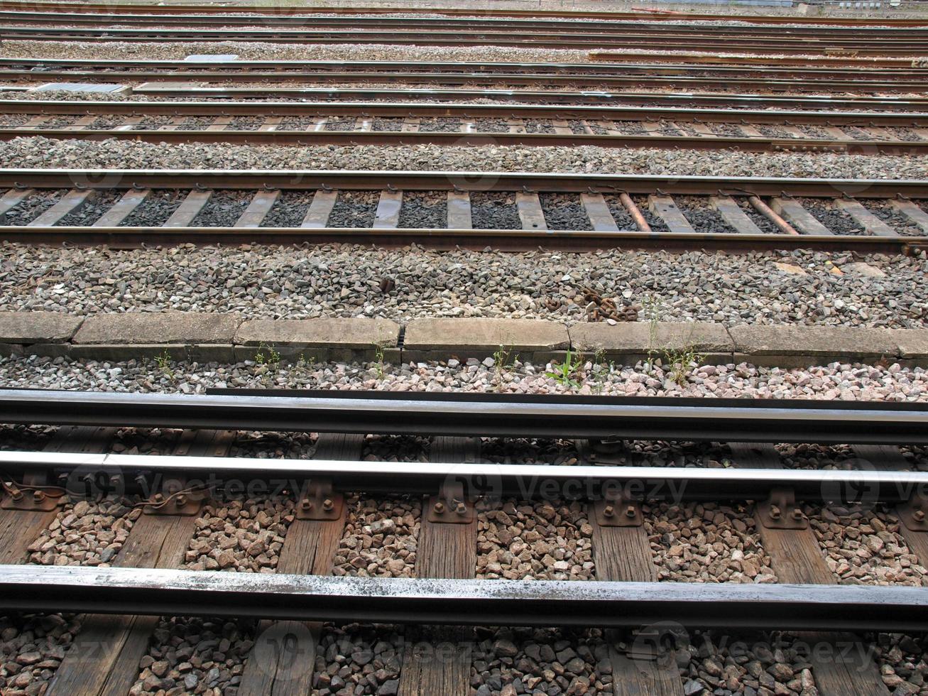 vías de tren en la estación foto