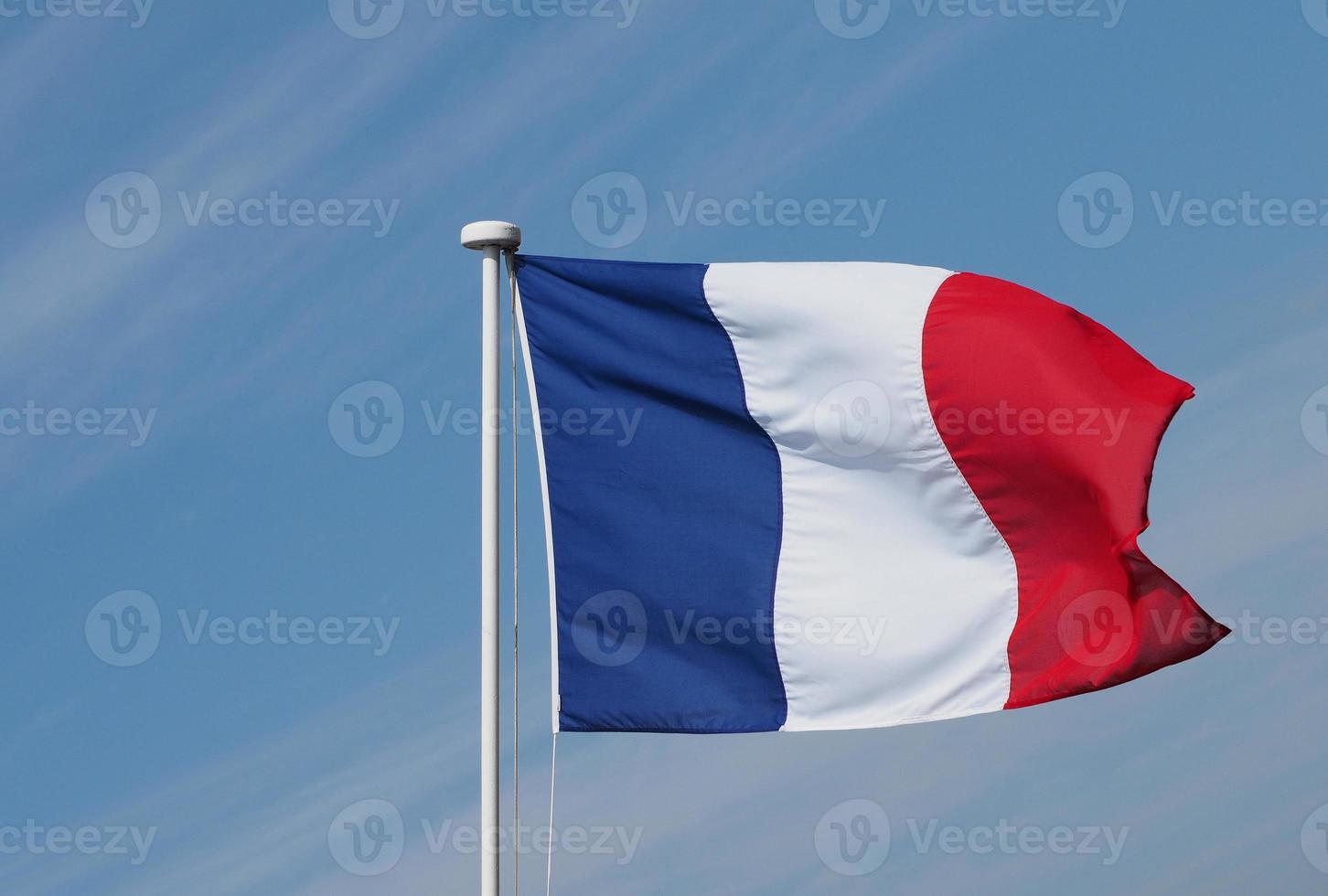 Bandera francesa de Francia sobre el cielo azul foto