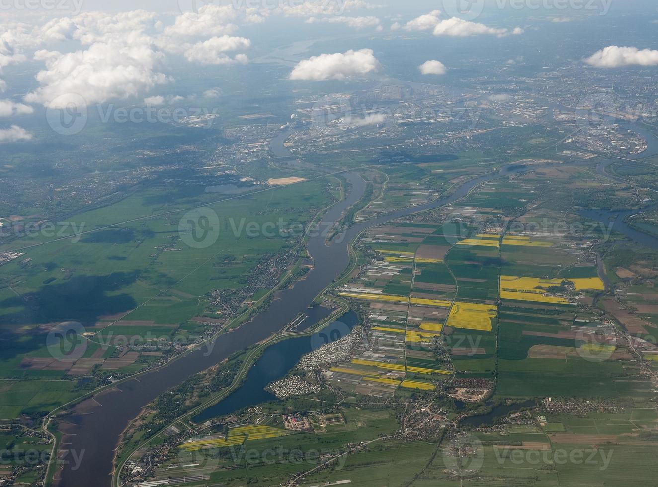 Vista aérea del río Elba cerca de Hamburgo. foto