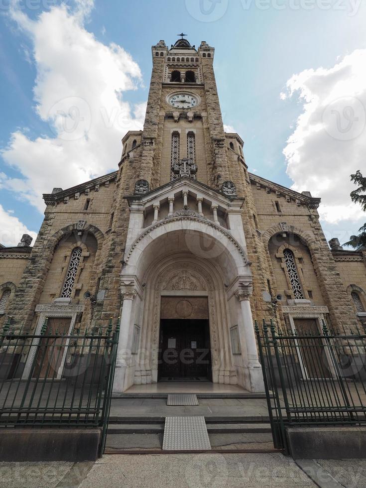 iglesia de santa rita da cascia en turín foto