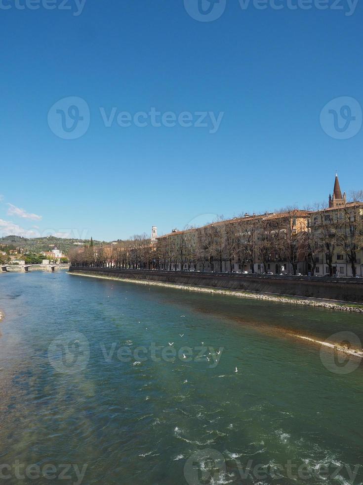 río adige en verona foto