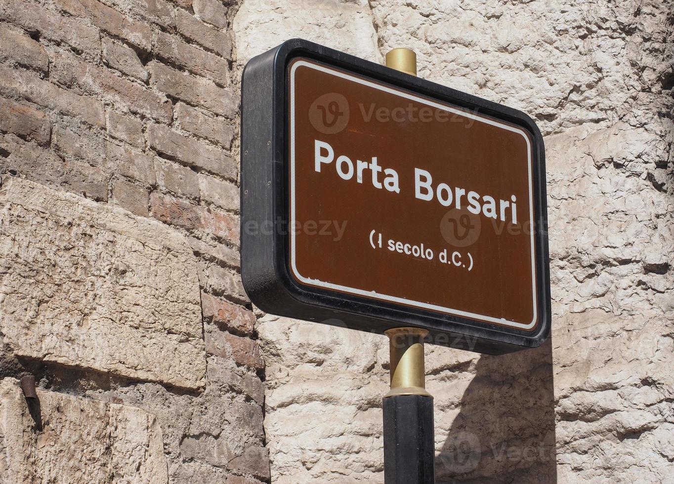 Puerta de la ciudad de porta borsari en Verona foto