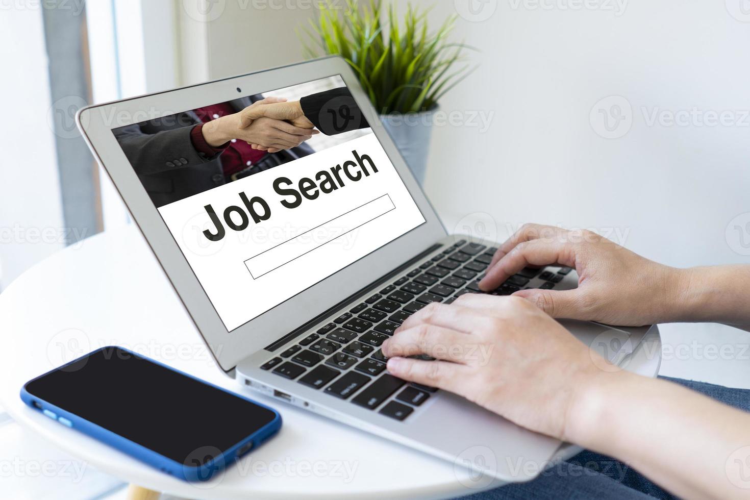Mujer desempleada que usa la computadora para buscar trabajo en internet foto