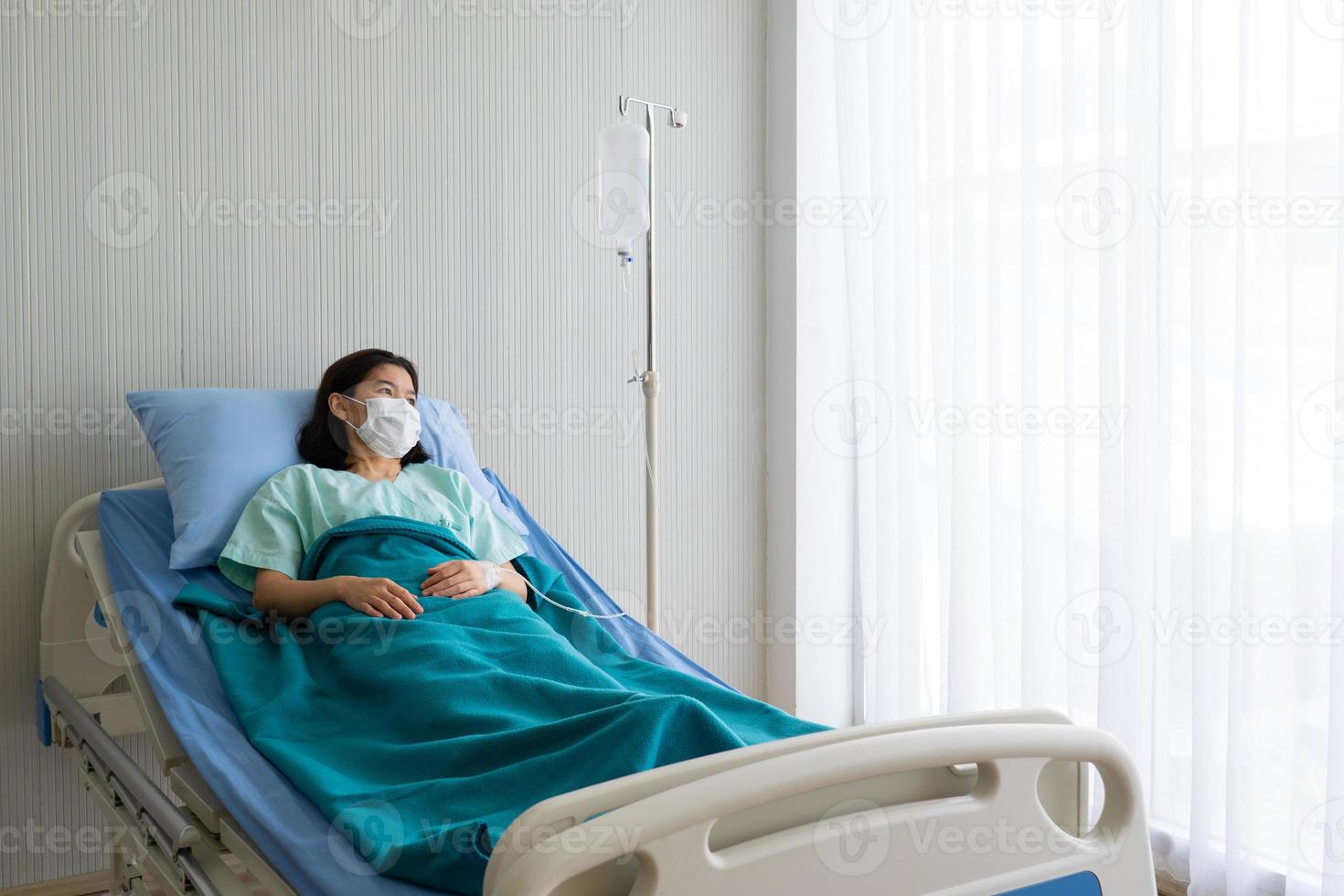 Paciente asiático contrae neumonía. ella es admitida en el hospital foto