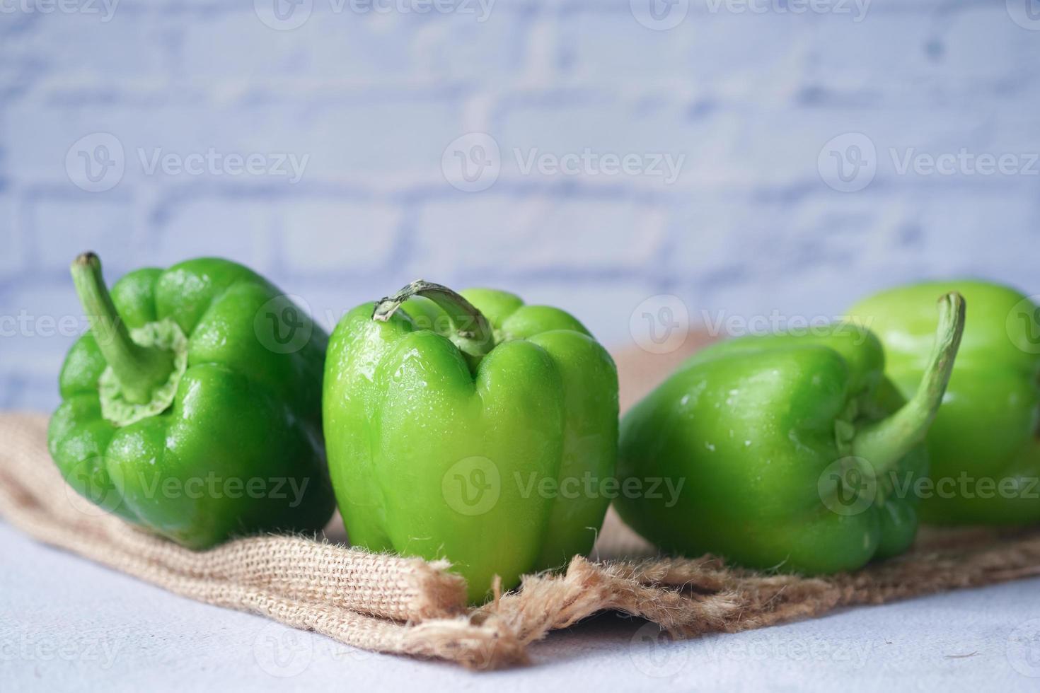 Pimiento amarillo anaranjado y rojo sobre fondo blanco. foto