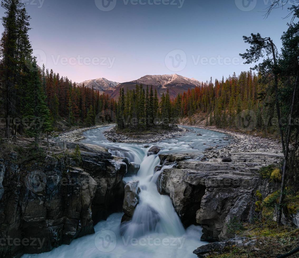 sunwapta falls es un par del río sunwapta en el bosque de otoño foto