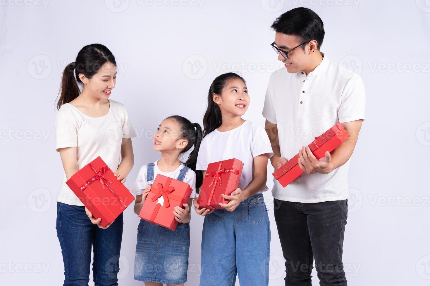 Retrato de familia asiática sobre fondo blanco. foto