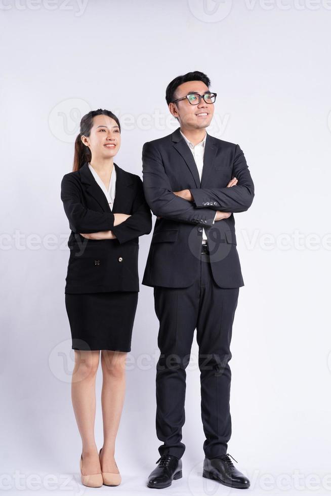 Hombre de negocios asiático y mujer de negocios de pie sobre fondo blanco. foto