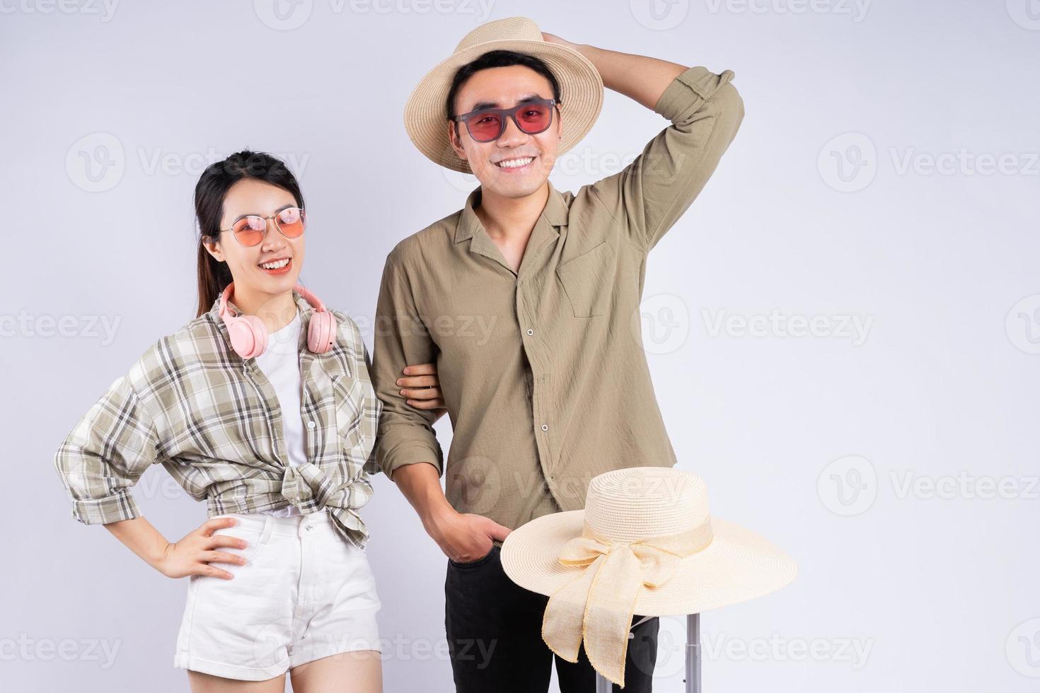 joven pareja asiática posando sobre fondo blanco foto