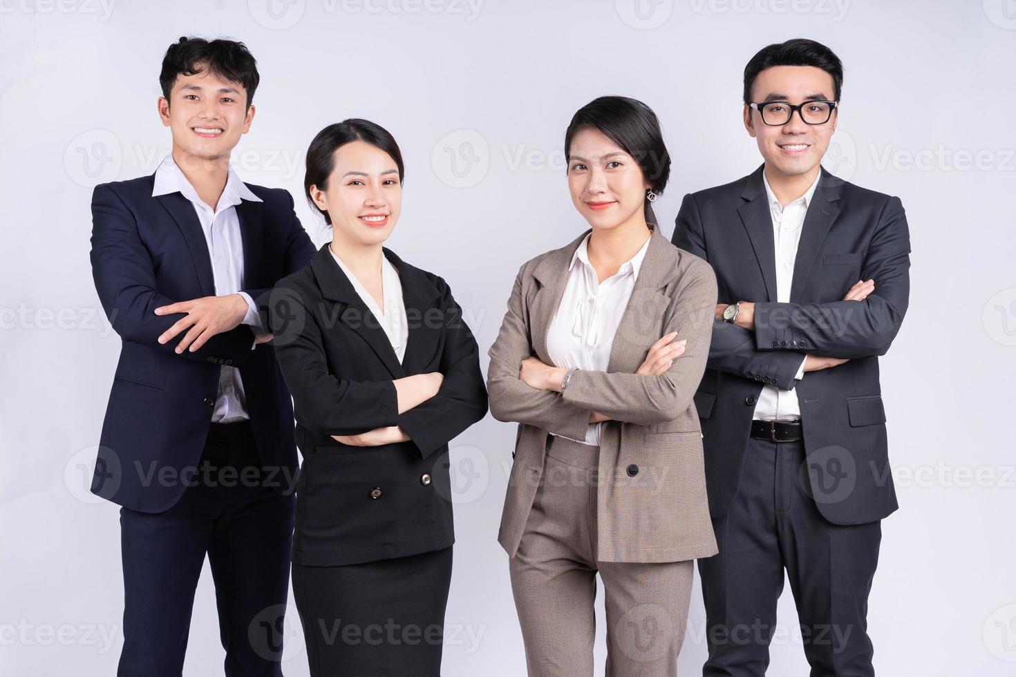 Grupo de empresarios asiáticos posando sobre un fondo blanco. foto