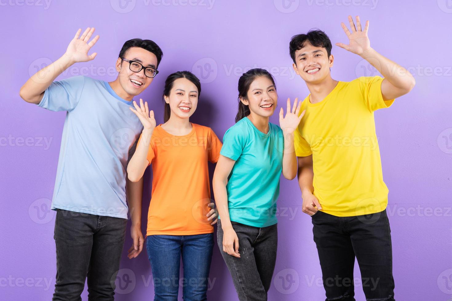 mejores amigos asiáticos posando sobre fondo morado foto