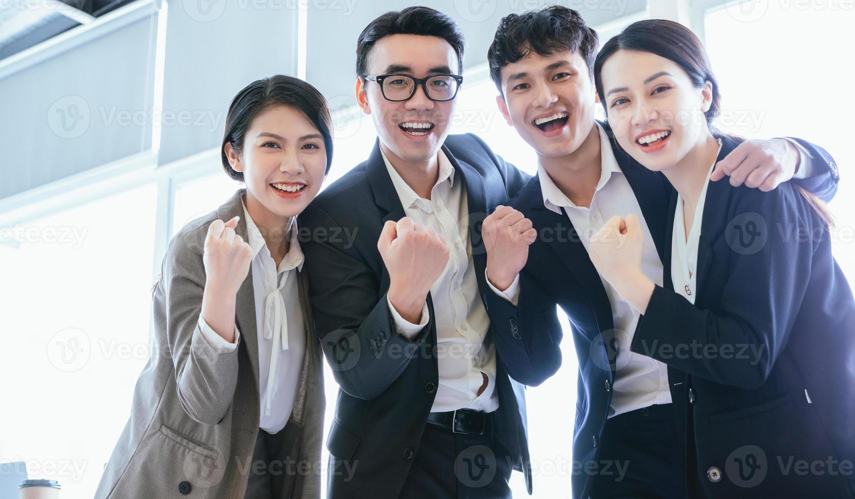 Retrato de grupo de empresarios asiáticos foto