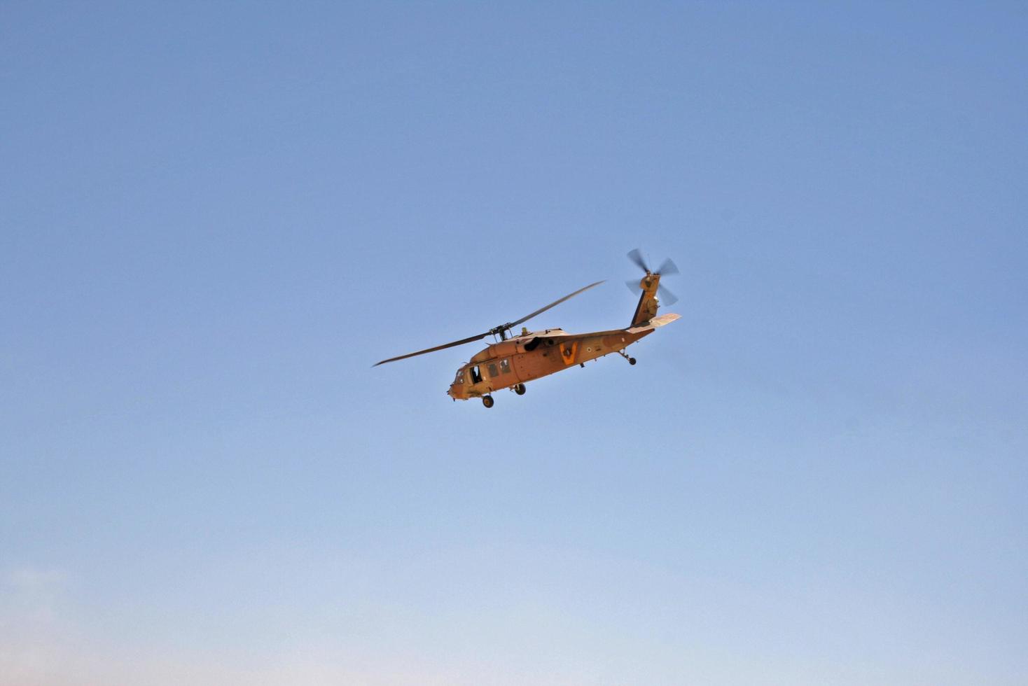 ciudad, país, mmm dd, yyyy - helicóptero militar en el cielo foto