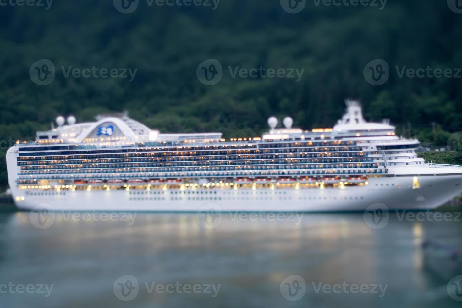 Crucero atracado en el puerto de la ciudad foto