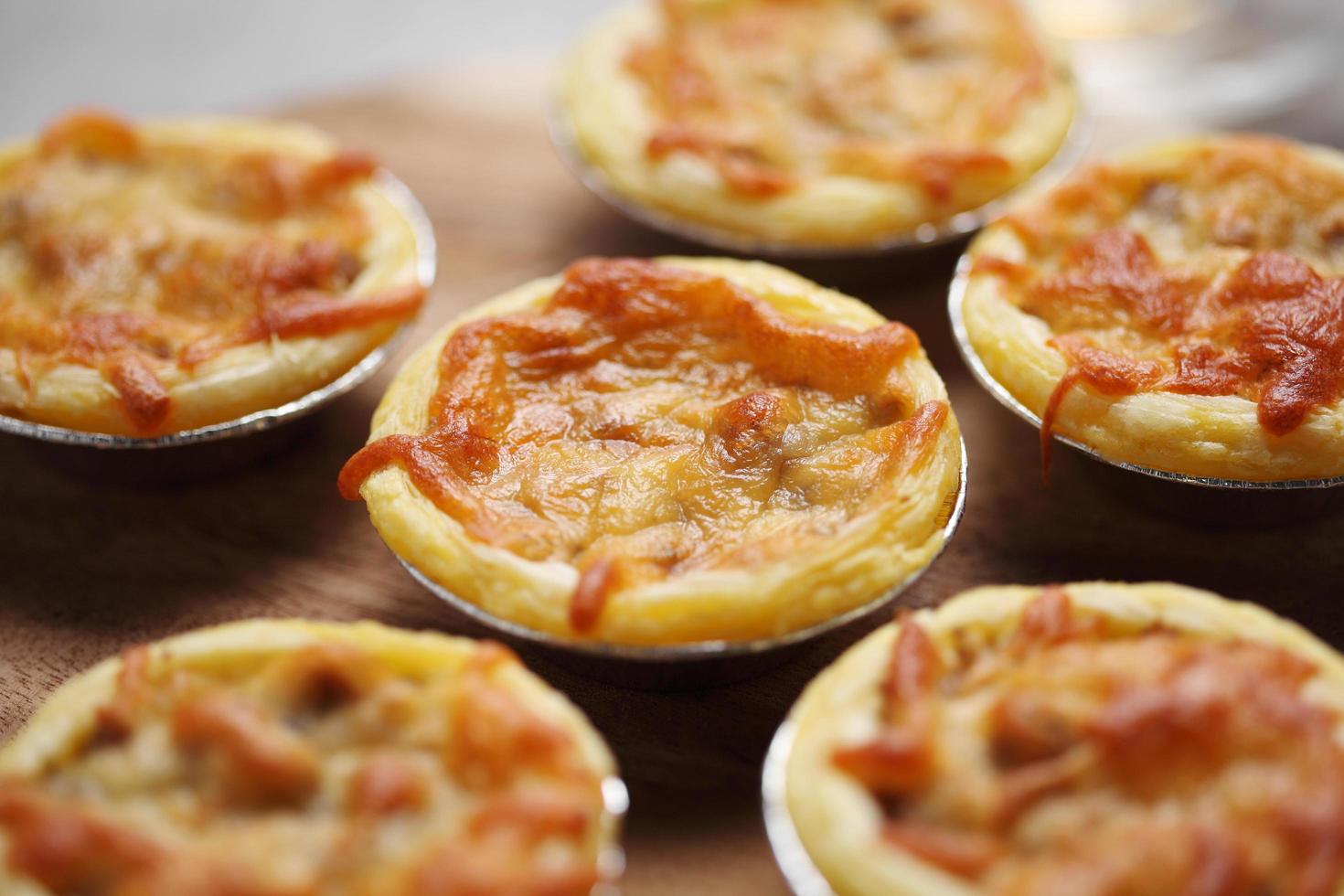 Mini tarta de carne y champiñones en bandeja de madera foto