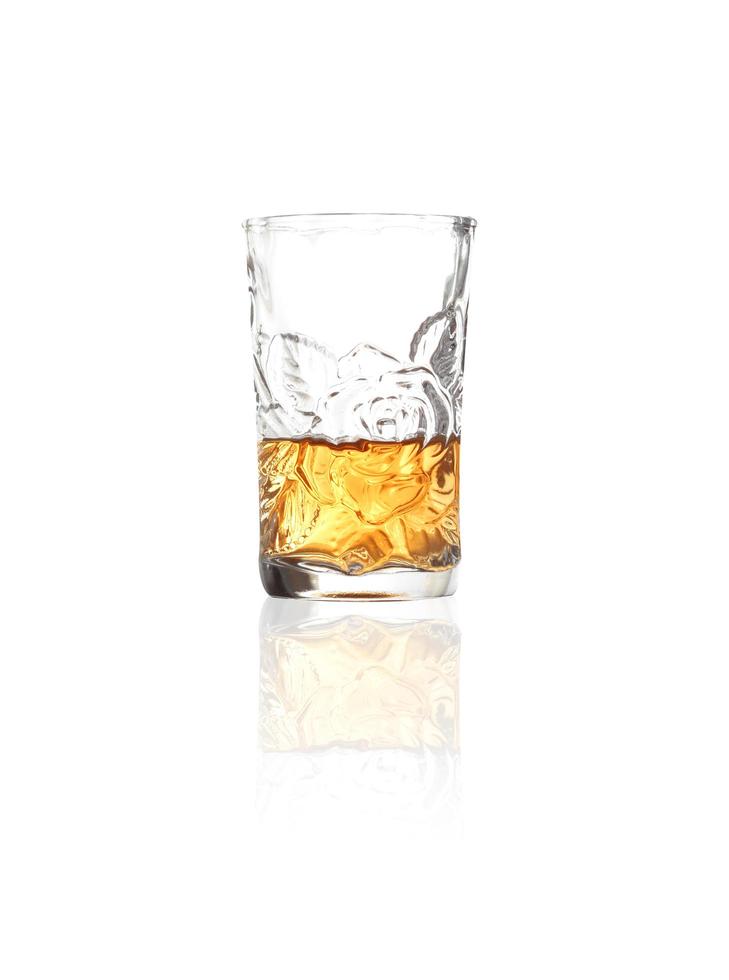 Whisky en vaso de chupito sobre fondo blanco. foto