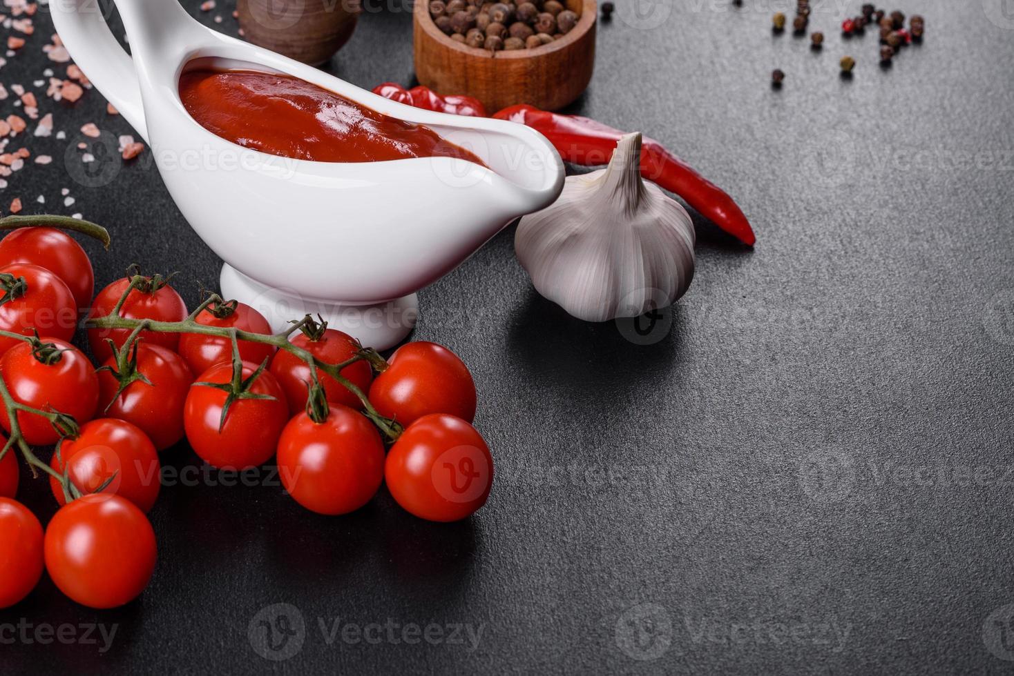 salsa roja o kétchup en un bol e ingredientes para cocinar foto