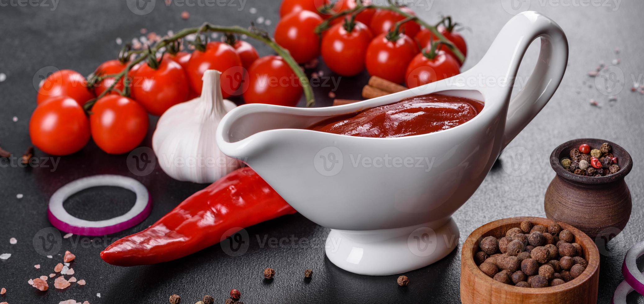 salsa roja o kétchup en un bol e ingredientes para cocinar foto