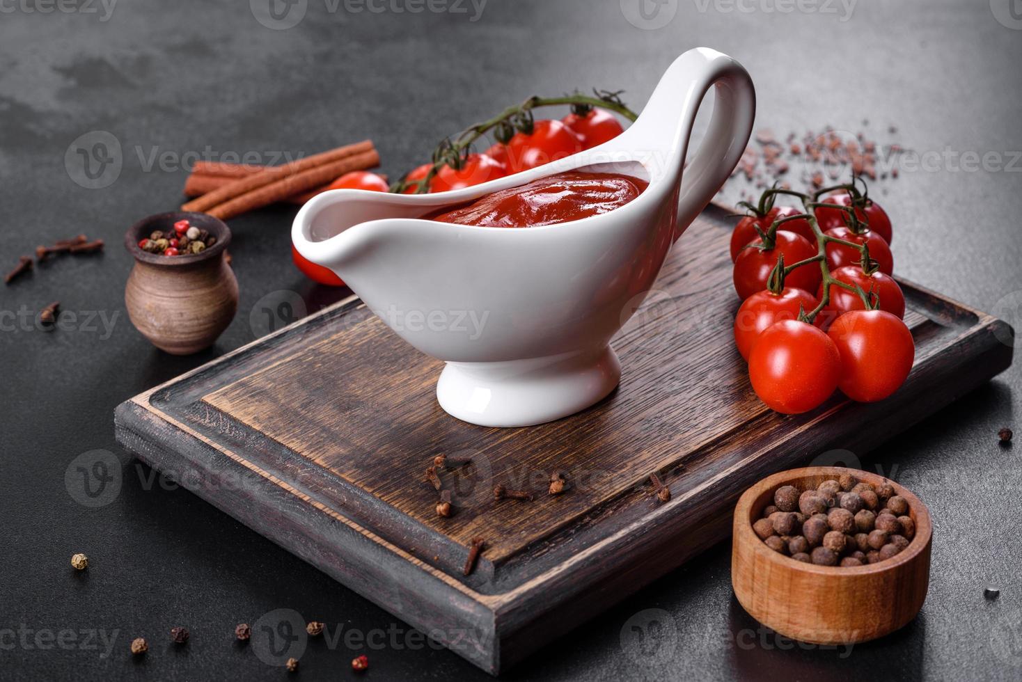 salsa roja o kétchup en un bol e ingredientes para cocinar foto