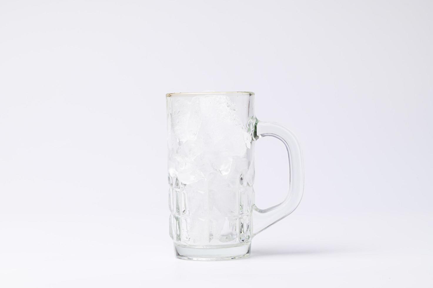 vaso con hielo sobre un fondo blanco foto