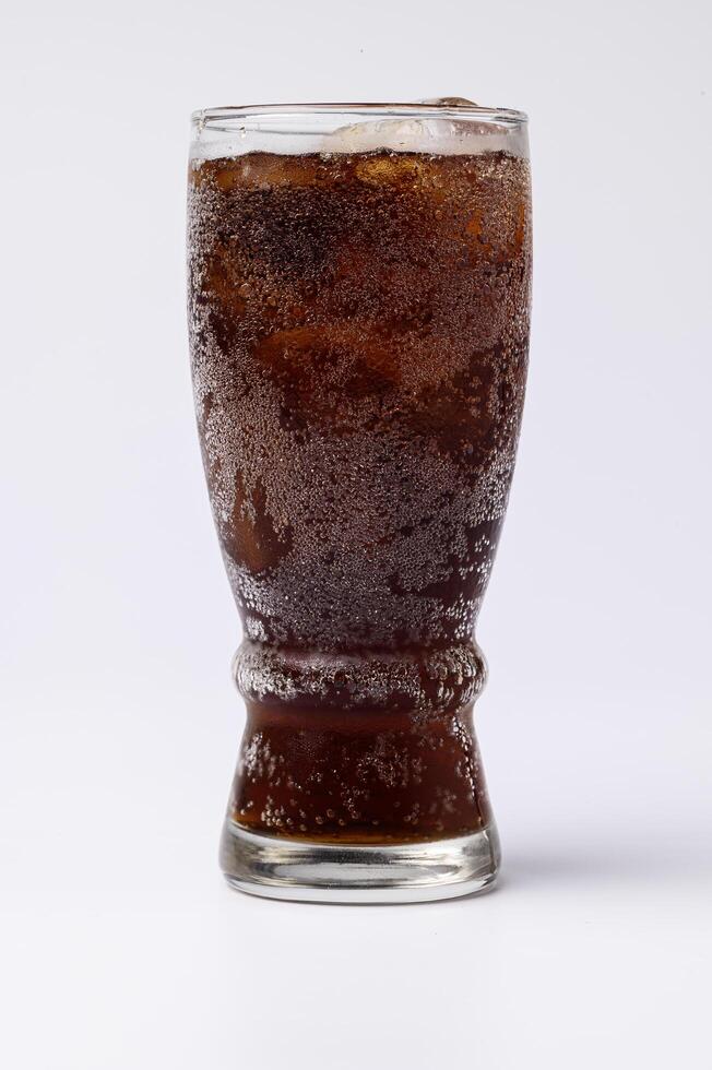 Cola en vaso con cubitos de hielo transparente aislado sobre fondo blanco. foto