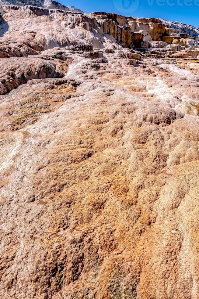 hermoso paisaje en mamut hot springs en yellowstone foto