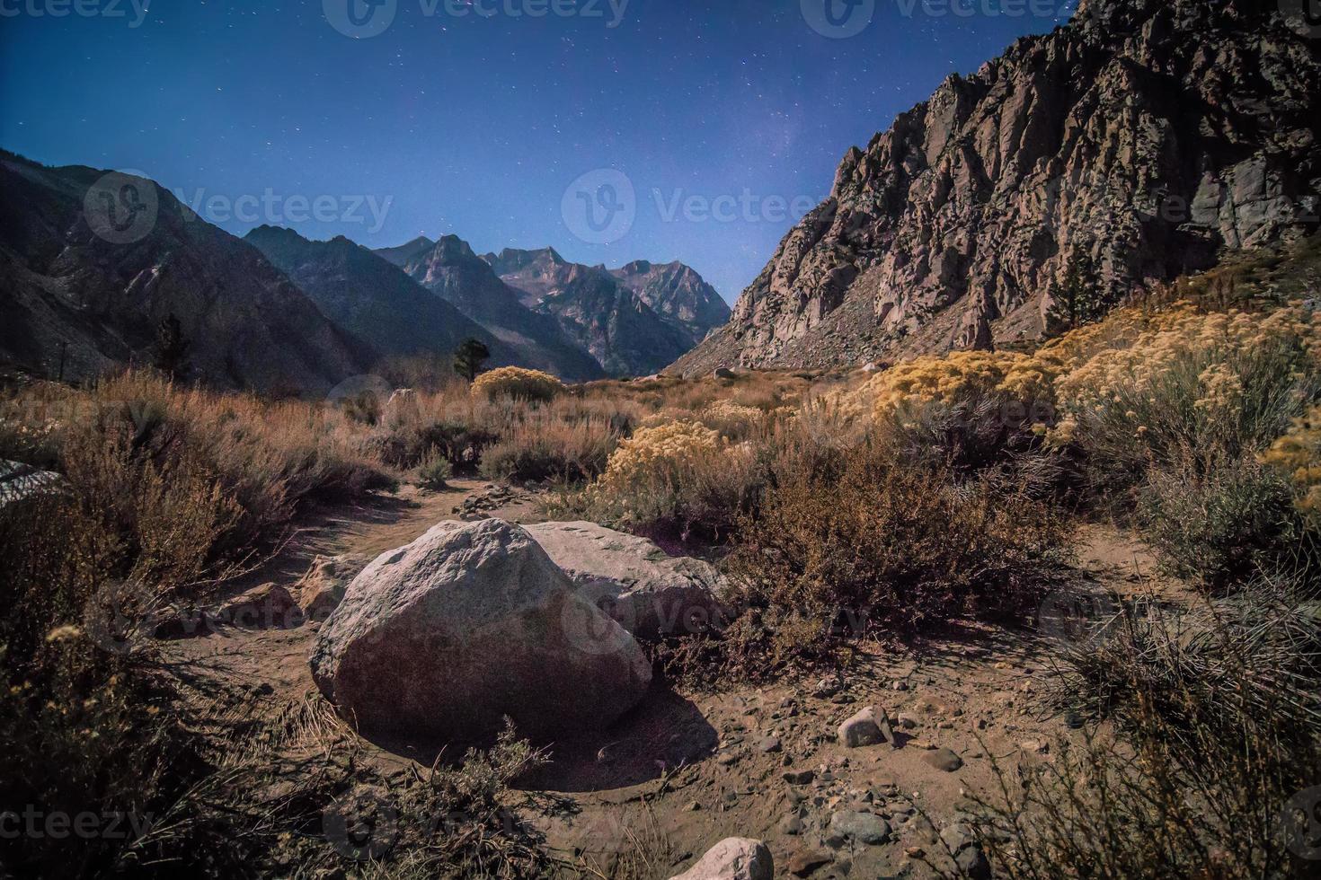 montañas del parque nacional sierra cerca de mammoth lake, california foto