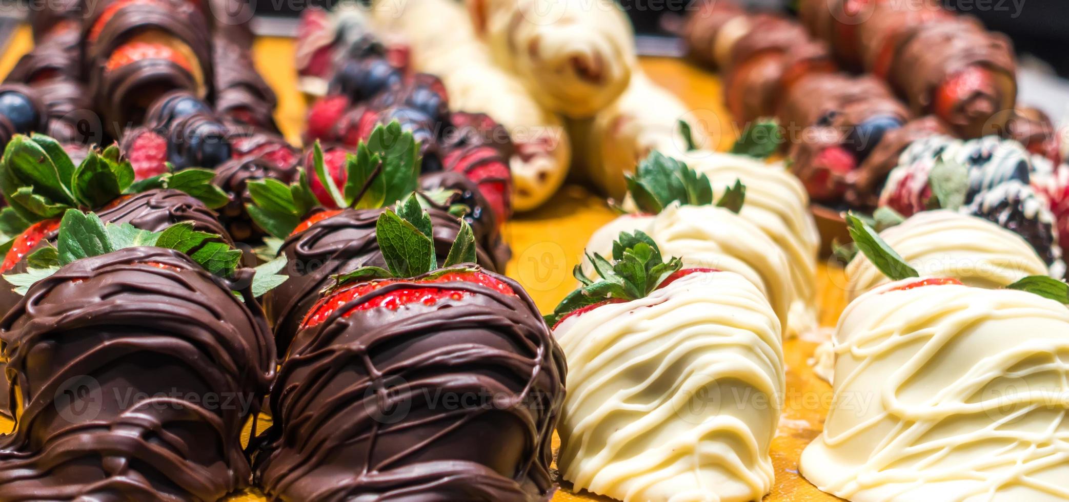 Fresas cubiertas de chocolate en exhibición en la tienda foto