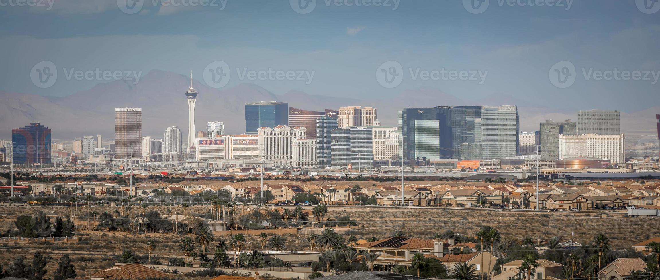 la ciudad de las vegas rodeada de montañas de roca roja y valle de fuego foto